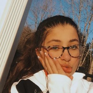 Meet your Posher, Maya